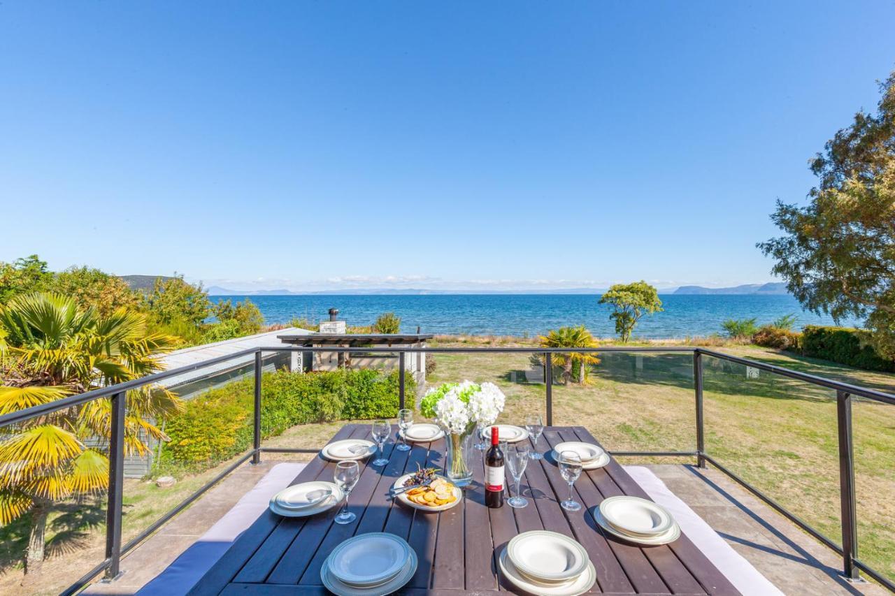 Lakefront Villa - Waitahanui Holiday Home Extérieur photo
