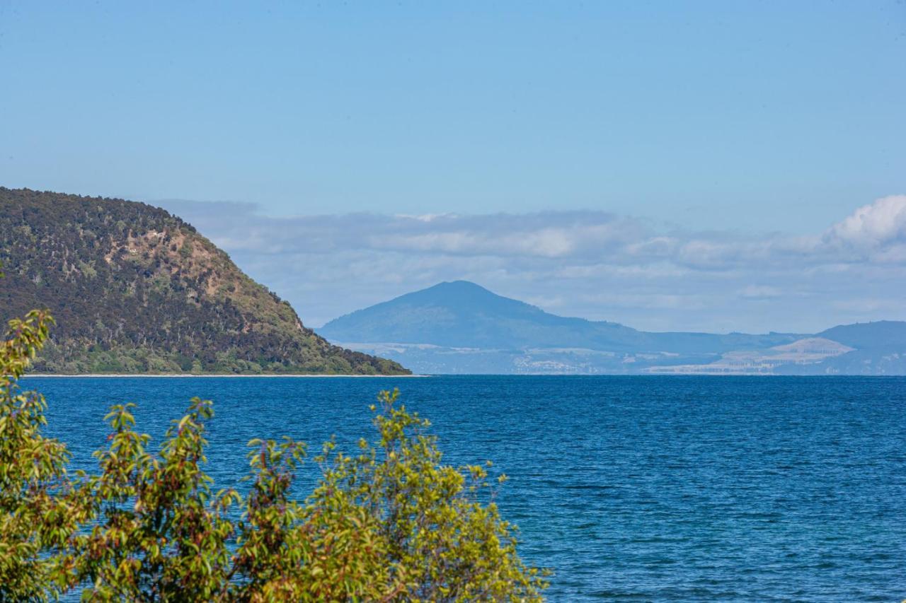 Lakefront Villa - Waitahanui Holiday Home Extérieur photo