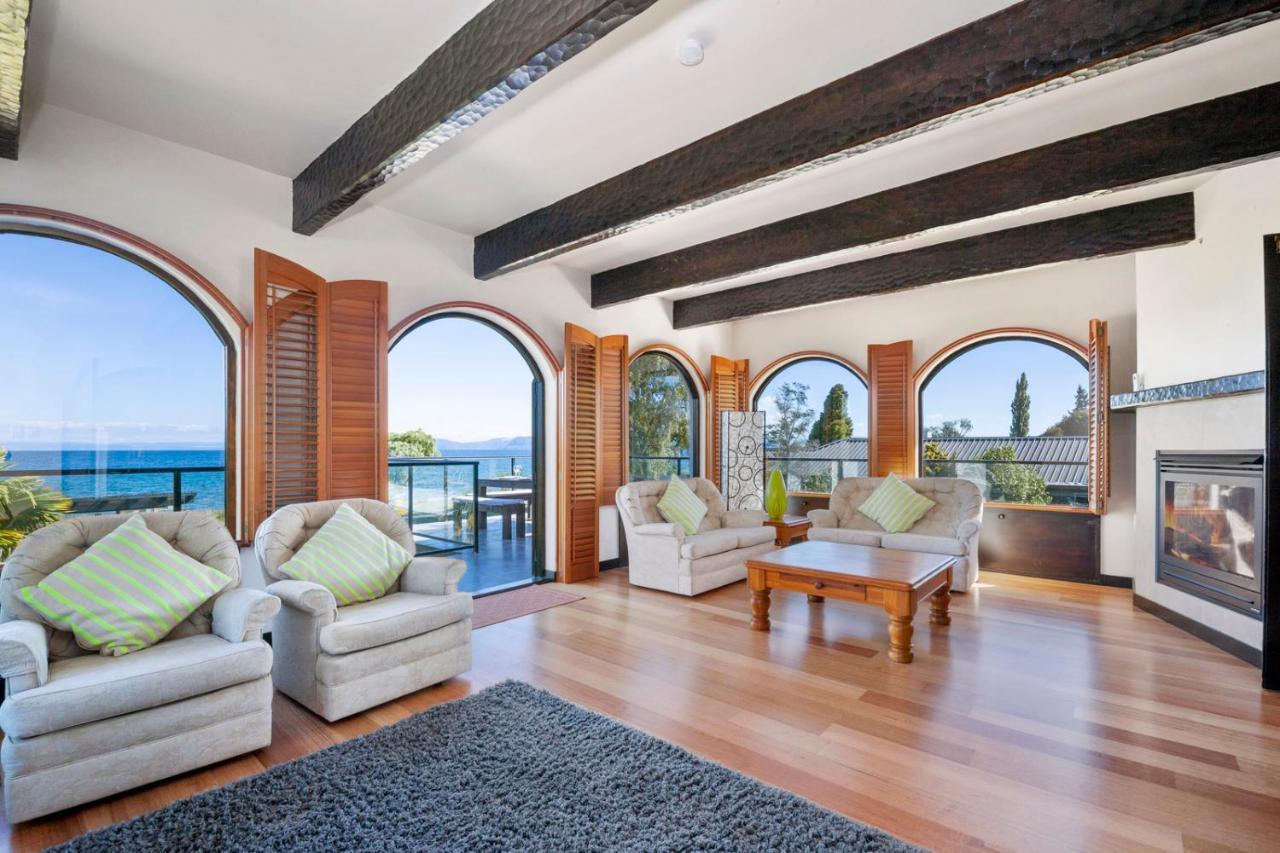 Lakefront Villa - Waitahanui Holiday Home Extérieur photo