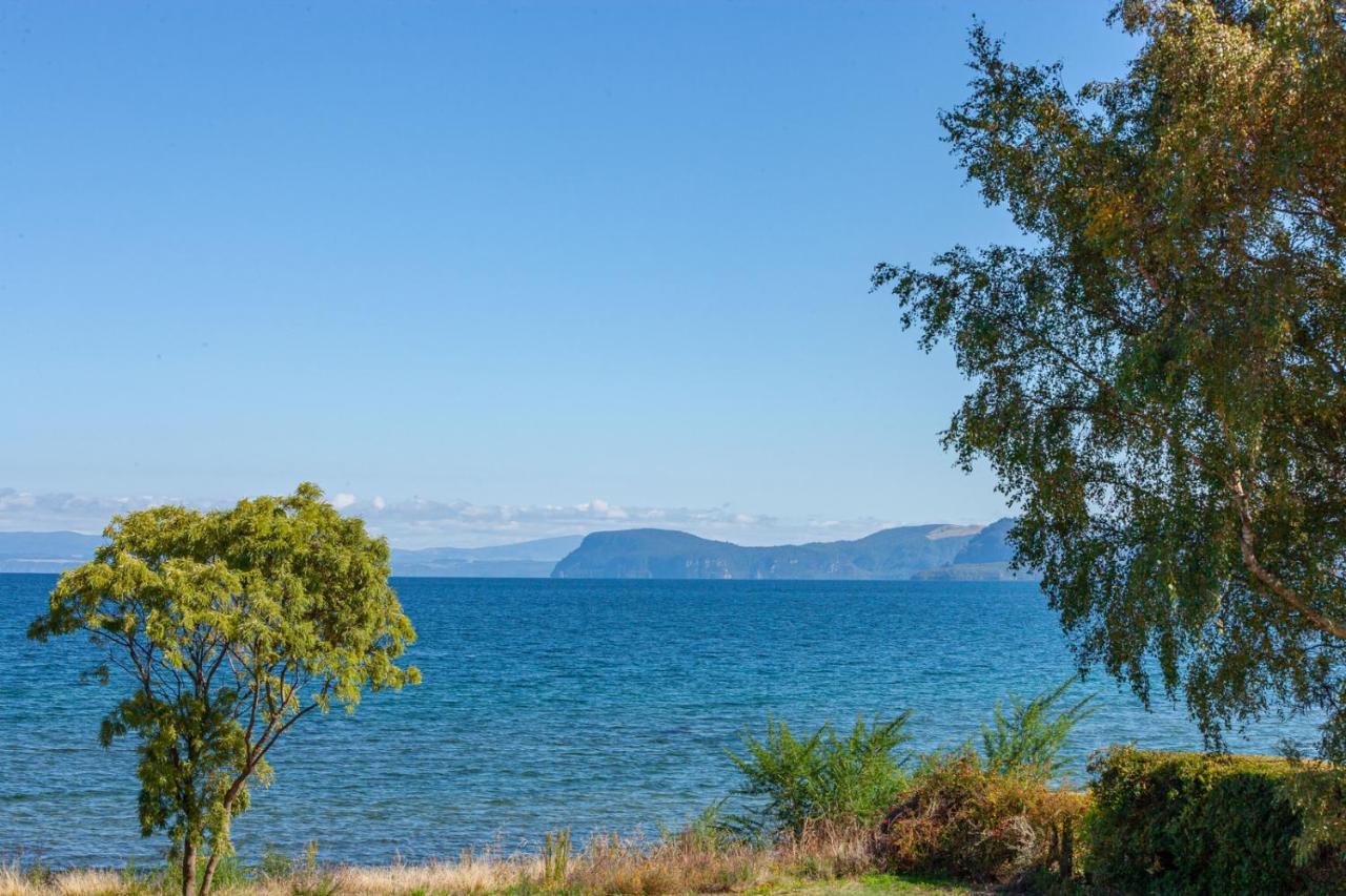 Lakefront Villa - Waitahanui Holiday Home Extérieur photo