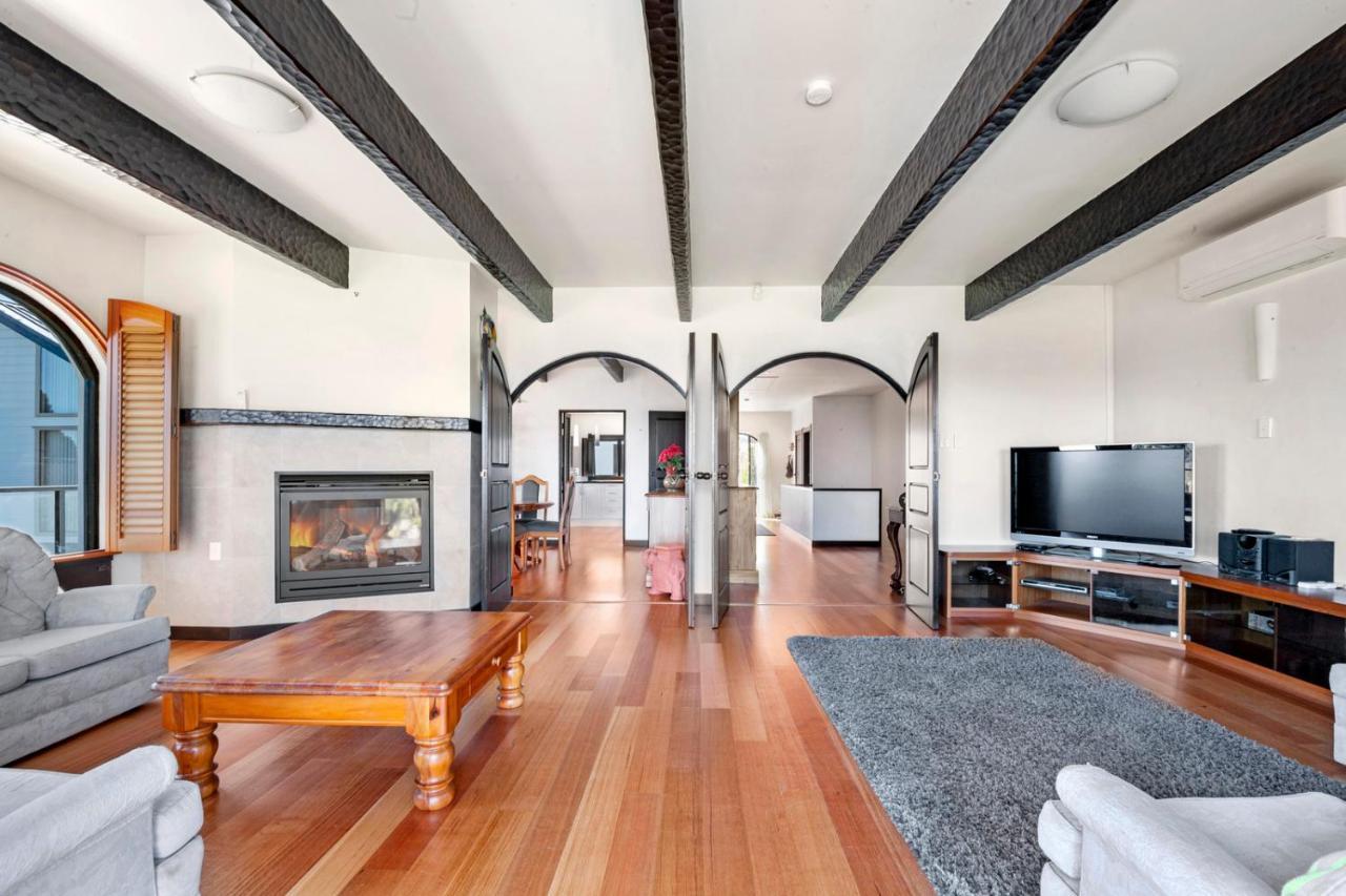 Lakefront Villa - Waitahanui Holiday Home Extérieur photo