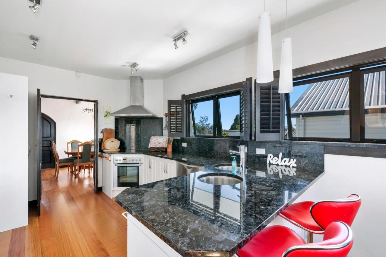 Lakefront Villa - Waitahanui Holiday Home Extérieur photo