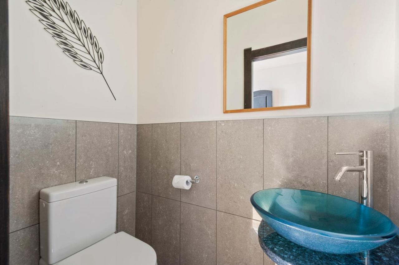 Lakefront Villa - Waitahanui Holiday Home Extérieur photo