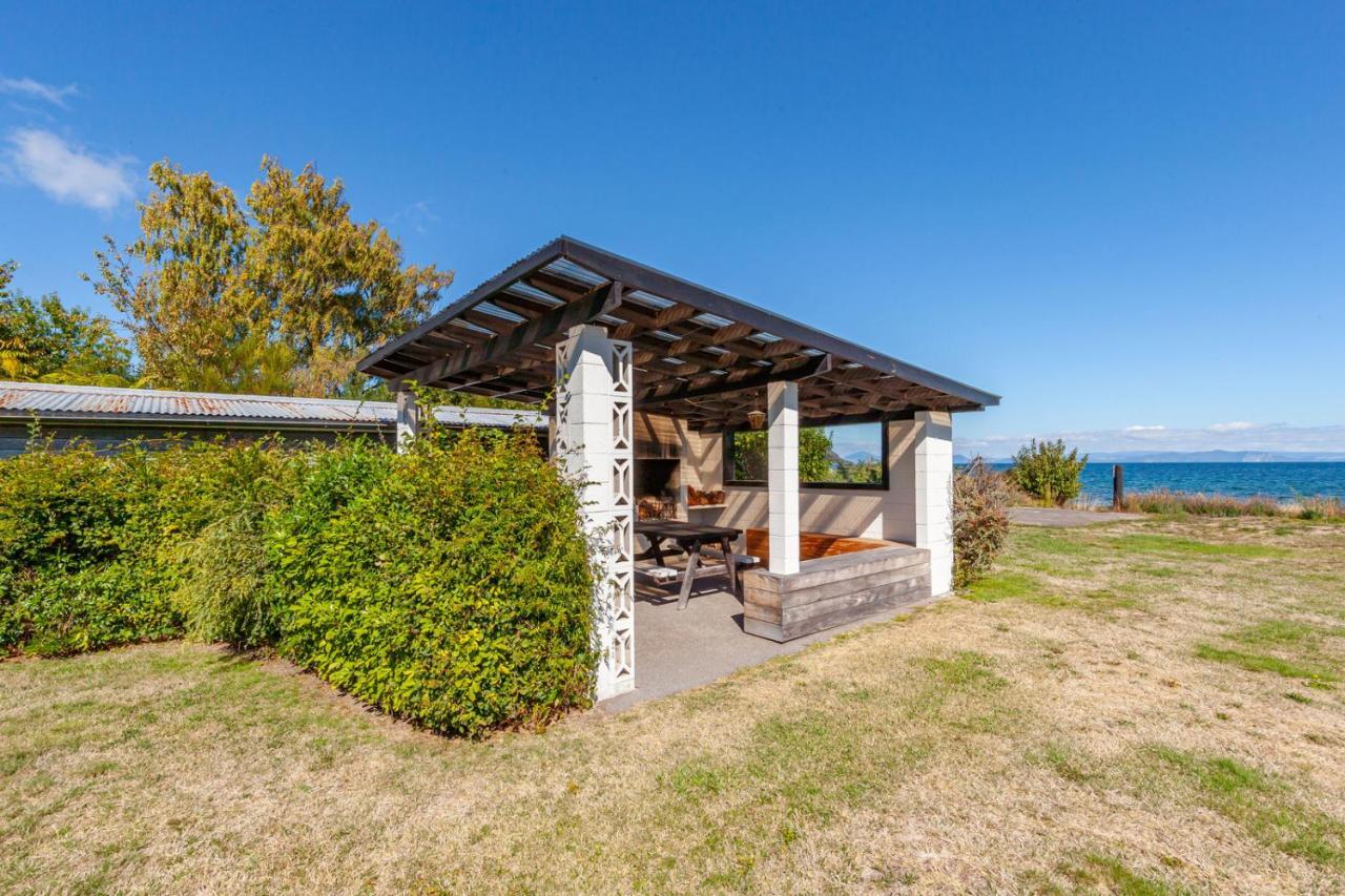 Lakefront Villa - Waitahanui Holiday Home Extérieur photo