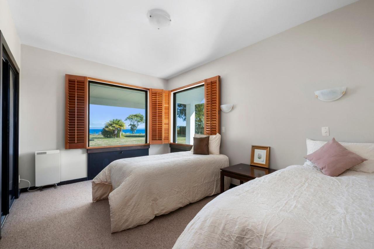 Lakefront Villa - Waitahanui Holiday Home Extérieur photo