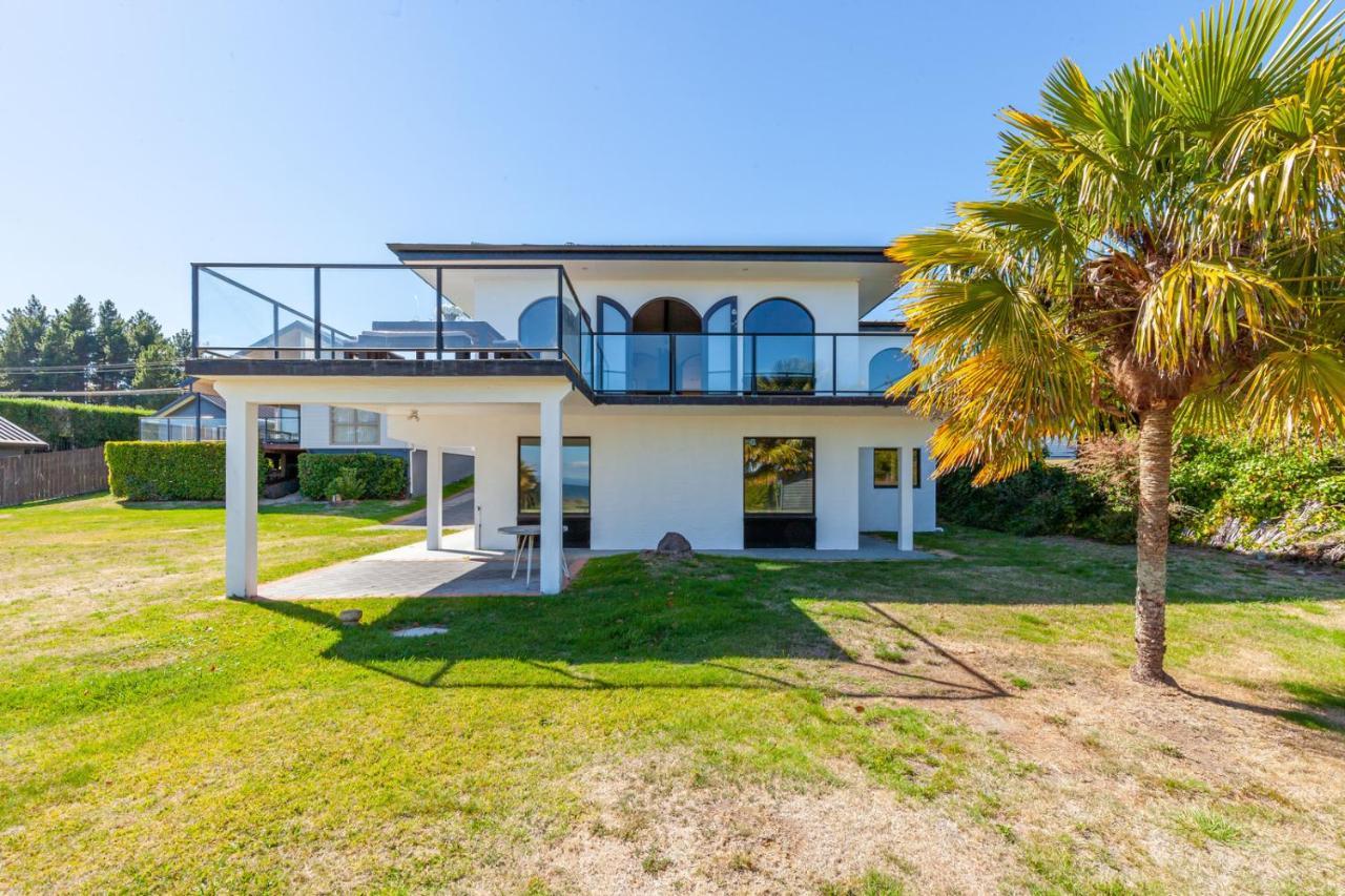 Lakefront Villa - Waitahanui Holiday Home Extérieur photo