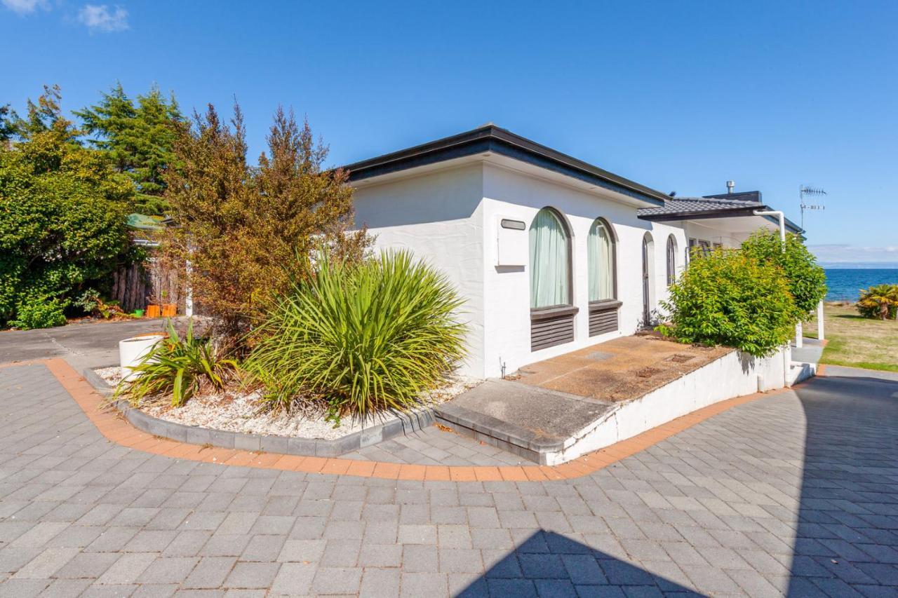 Lakefront Villa - Waitahanui Holiday Home Extérieur photo
