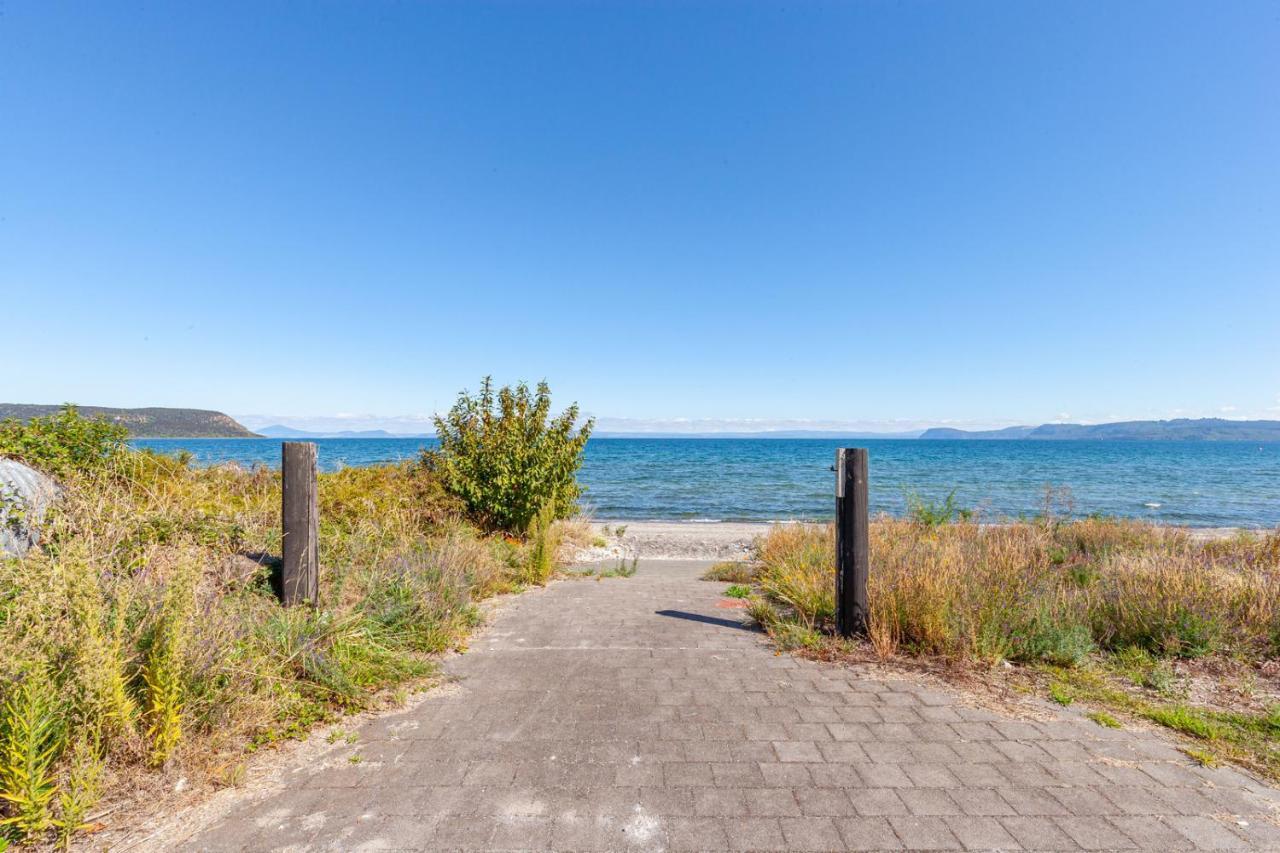 Lakefront Villa - Waitahanui Holiday Home Extérieur photo