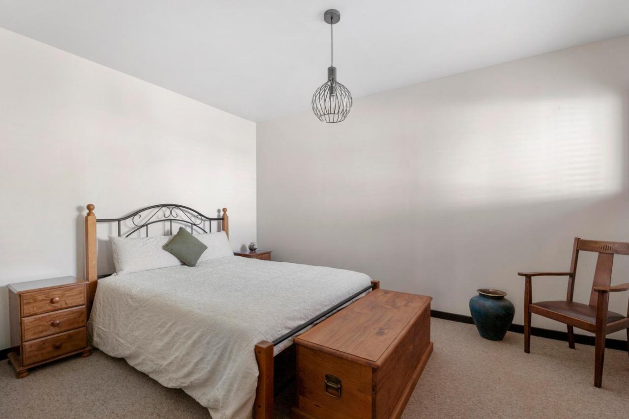 Lakefront Villa - Waitahanui Holiday Home Extérieur photo