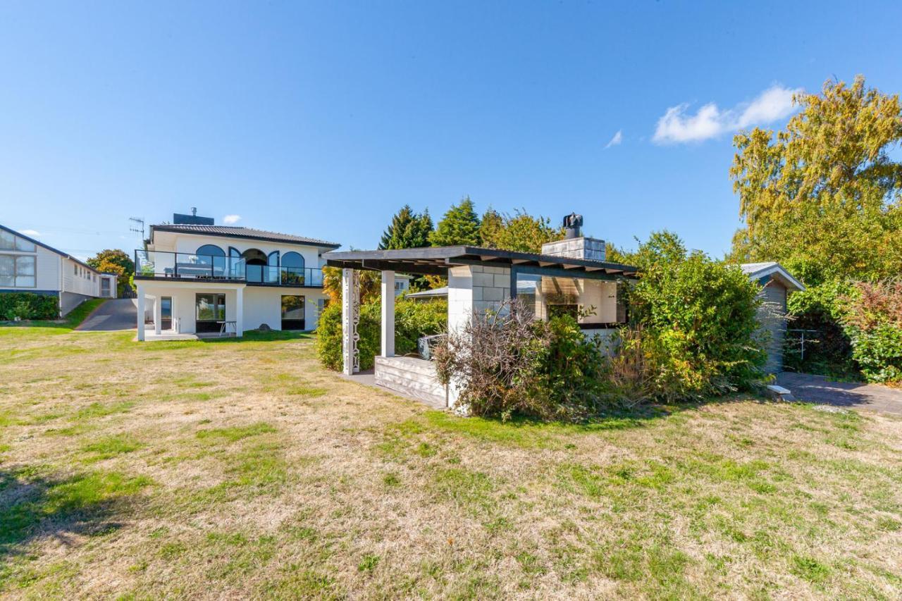 Lakefront Villa - Waitahanui Holiday Home Extérieur photo